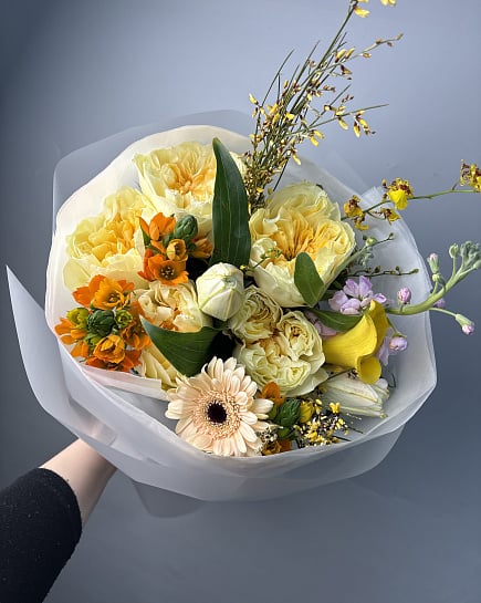 Солнечный букет с пионовидными розами и каллами с доставкой по Астане