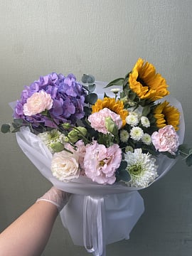 Асимметричный букет из гортензии и подсолнухов