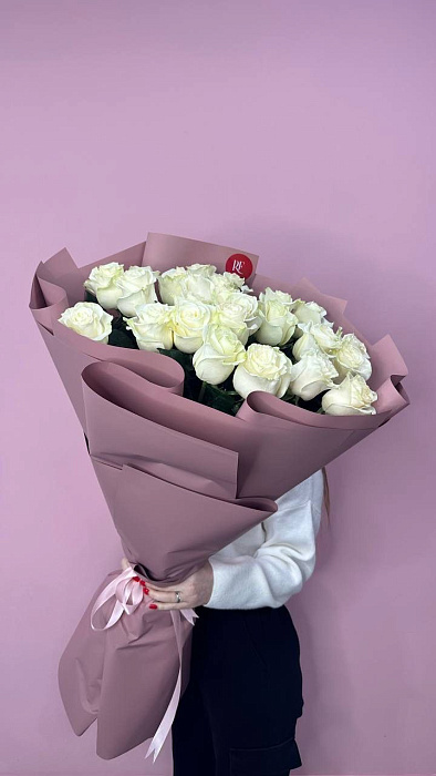 25 white tall roses