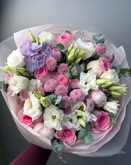 Пастельная гармония с гортензией и пионовидными розами с доставкой по Астане
