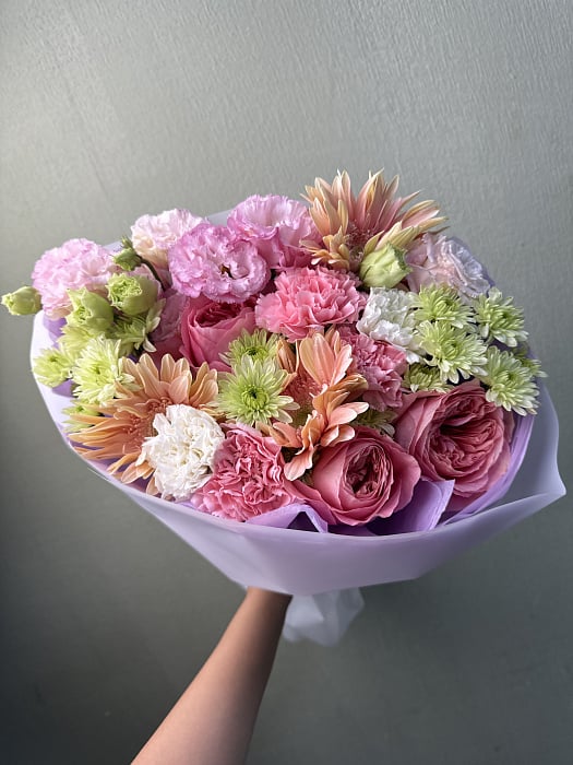 Розовая палитра с пионовидными розами