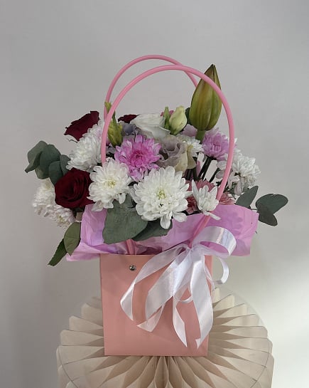 Круглый букет из белых и красных хризантем и роз with delivery to Astana