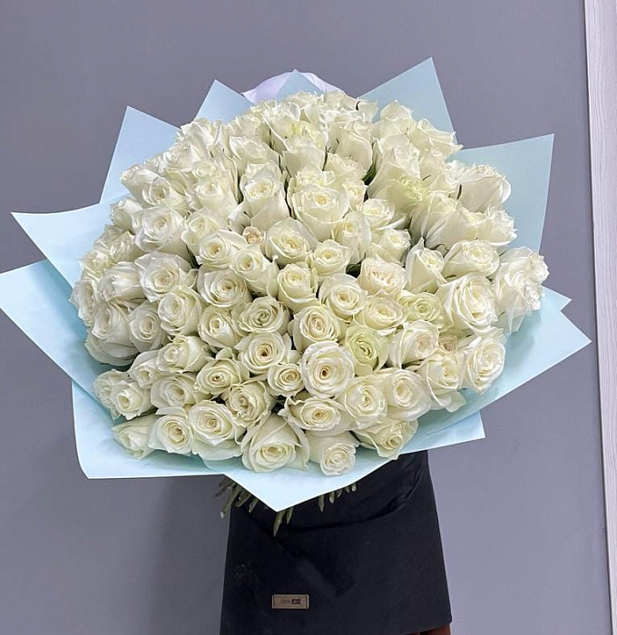 Букет из 101 белой высокой розы 