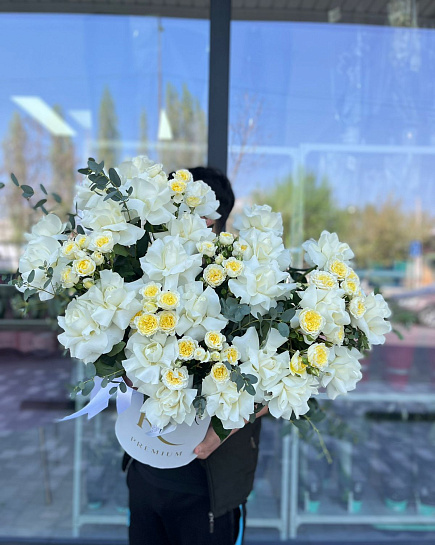 Композиция из белых роз с кустовыми розами с доставкой по Шымкенте