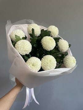 Белый круглый букет из хризантем