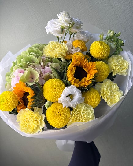 Круглый желто-белый букет с подсолнухами with delivery to Astana