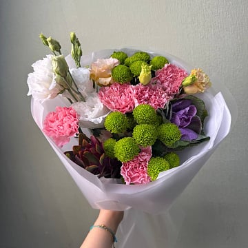 Букет из хризантем гвоздик и эустомы