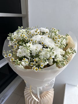 Белый букет хризантем с ромашками