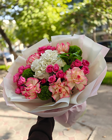 Розовый круглый букет с гортензией и розами with delivery to Almaty