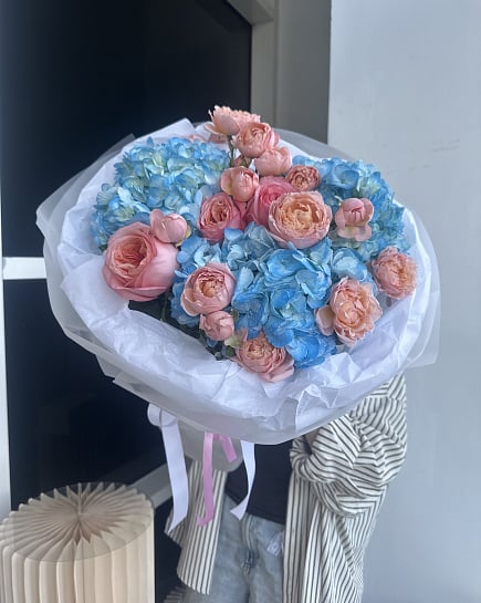 Большой круглый букет из роз и гортензий with delivery to Astana