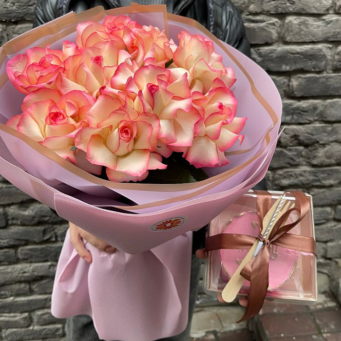 Bouquet of 9 French roses + Bento cake