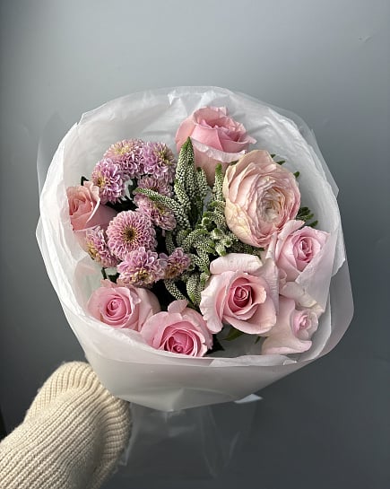 Нежный букет из розовых роз и ранункулюсов с доставкой по Астане