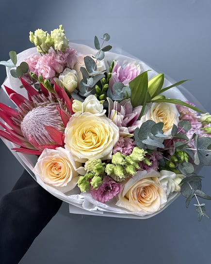 Экзотическая композиция с протеей и розами с доставкой по Астане