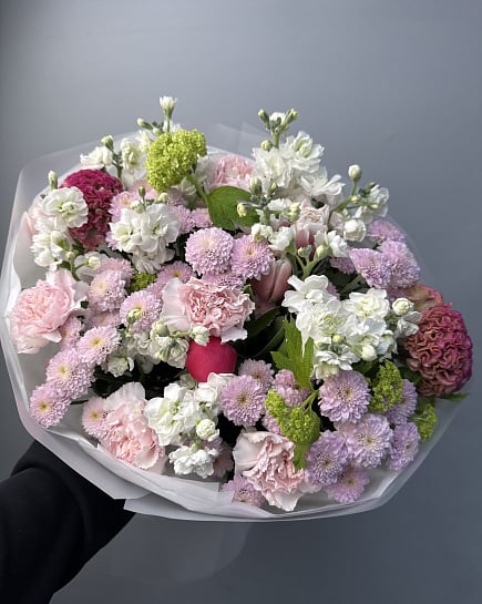 Зефирное облако из хризантем и маттиолы с доставкой по Астане