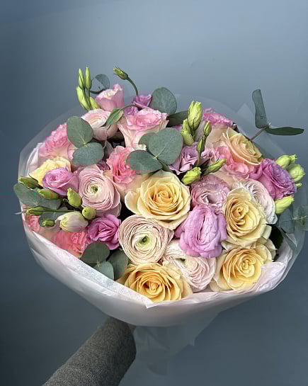 Пастельная палитра с ранункулюсами и эустомой с доставкой по Астане