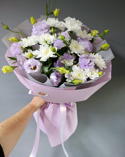 Белый и фиолетовый круглый букет из хризантем и эустомы with delivery to Almaty