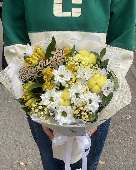 Круглый букет из белых и желтых хризантем with delivery to Pavlodar