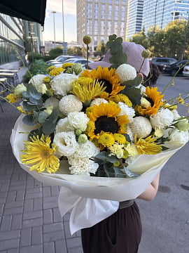 Солнечный букет с подсолнухами и хризантемами