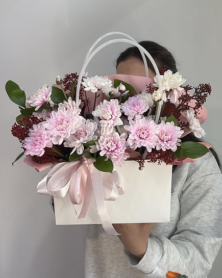 Розовое облако хризантем в подарочной сумочке с доставкой по Астане