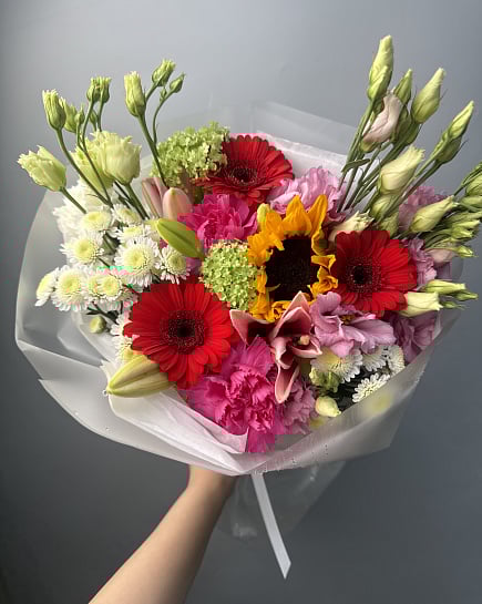 Яркий микс с подсолнухом и герберами с доставкой по Астане