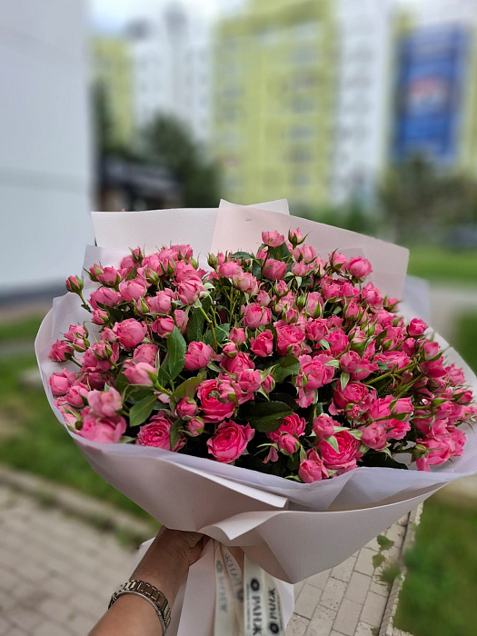 Розовое облако из кустовых роз