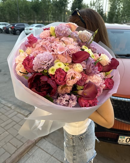 Розовый сад с каллами и пионовидными розами с доставкой по Астане