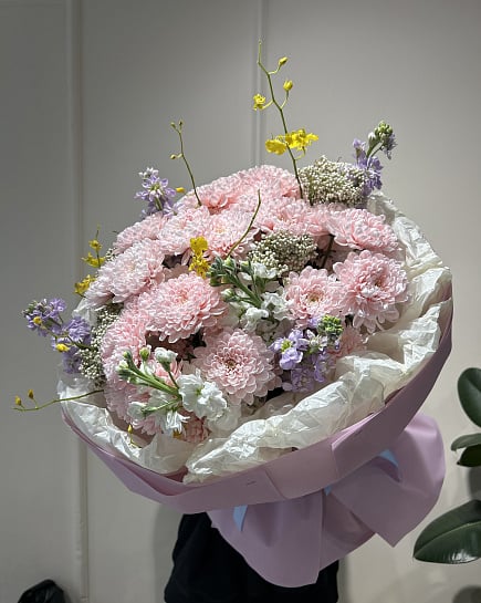 Нежный букет с розовыми хризантемами и статицей с доставкой по Астане