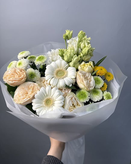 Светлая палитра с герберами и пионовидными розами с доставкой по Астане