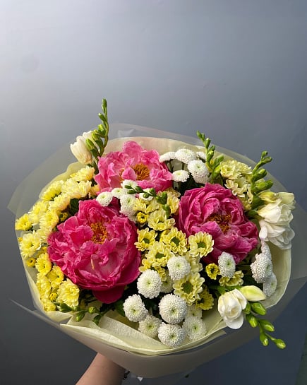 Яркий микс из пионов и хризантем с доставкой по Астане
