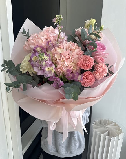 Нежный букет с гортензией и кустовыми розами с доставкой по Астане