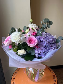 Круглый букет из розовых и белых роз