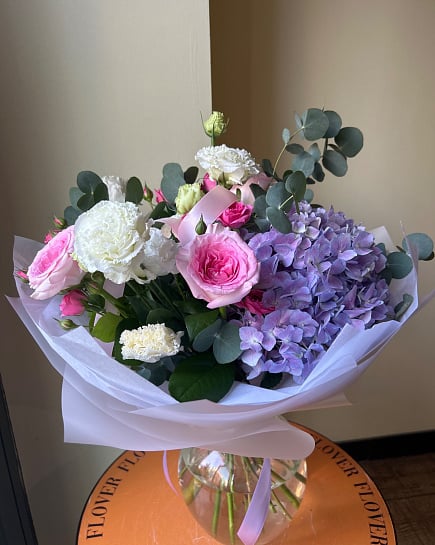 Круглый букет из розовых и белых роз with delivery to Astana