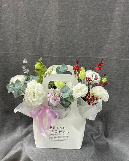 Белоснежная композиция в сумочке с доставкой по Астане