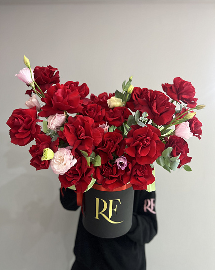 Великолепная композиция из красных роз с доставкой по Шымкенте