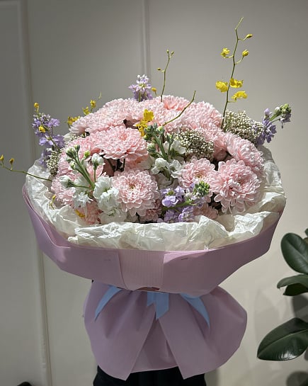 Нежный букет с розовыми хризантемами и статицей с доставкой по Астане