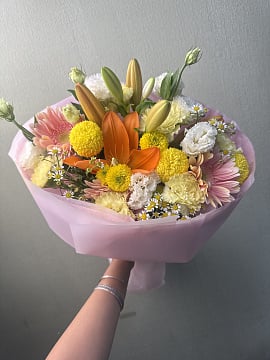 Солнечный микс с лилиями и герберами
