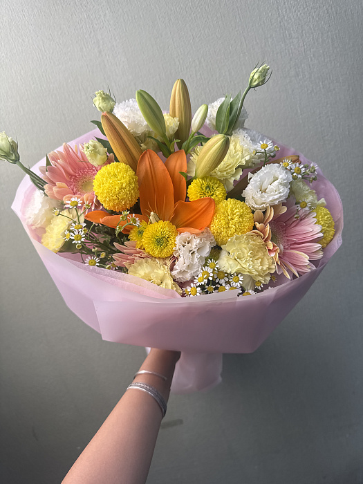 Солнечный микс с лилиями и герберами