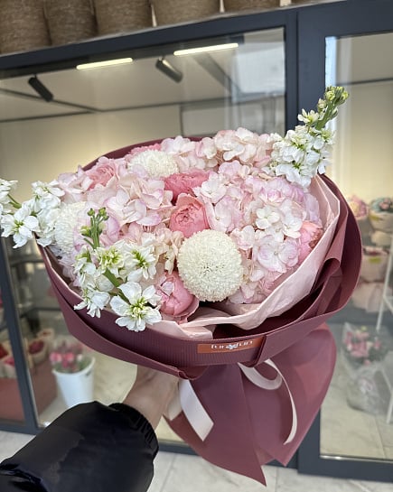 Зефирное облако из гортензий и пионовидных роз с доставкой по Астане