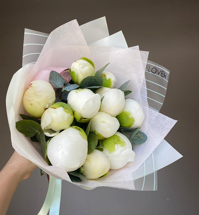 Bouquet of 11 peonies with greenery