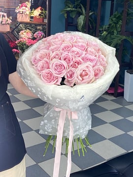 Розовое очарование из классических роз