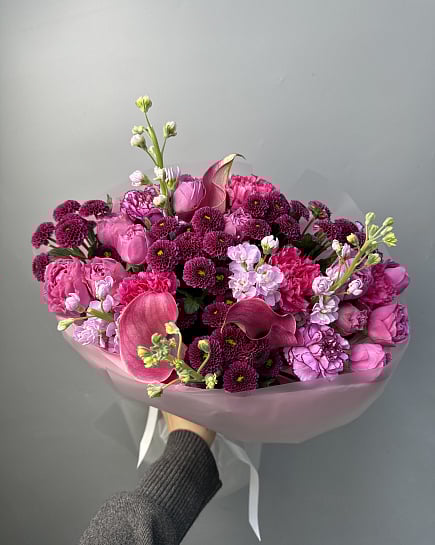 Пурпурный бархат: букет с каллами и хризантемами с доставкой по Астане