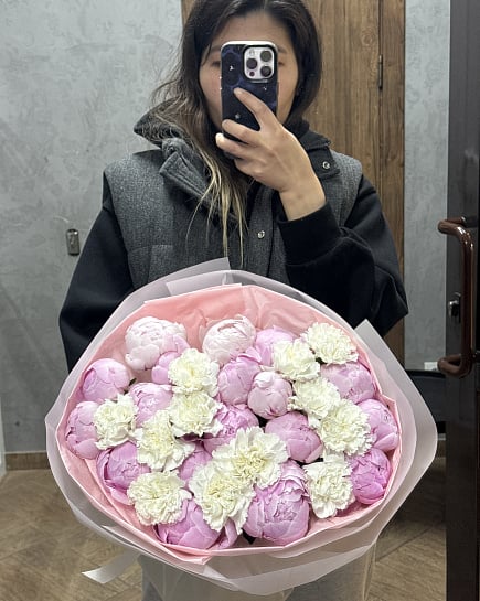 Пионовое облако с гвоздиками с доставкой по Астане