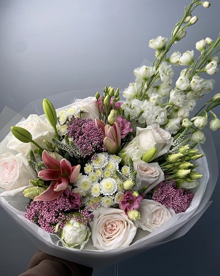 Бело-розовая нежность с дельфиниумом с доставкой по Астане