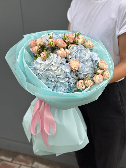 Bouquet of hydrangeas and spray roses