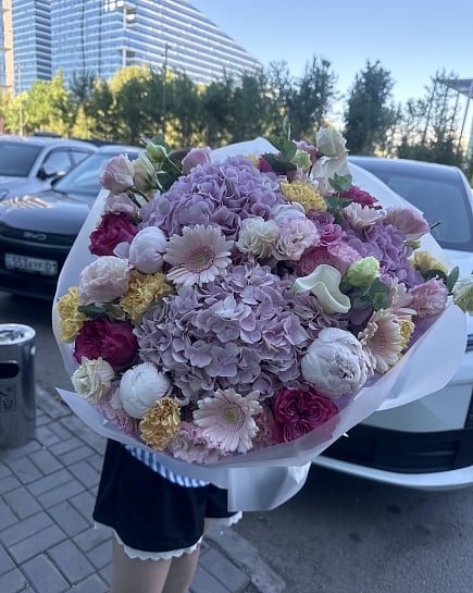 Пышный букет с гортензией и пионами с доставкой по Астане