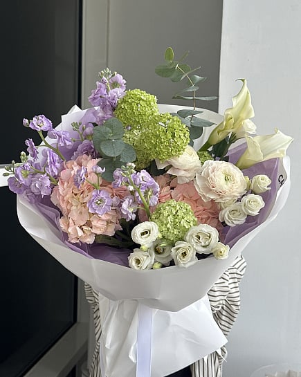 Пастельная гармония с гортензией и ранункулюсами с доставкой по Астане