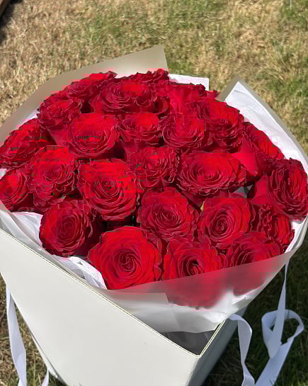 Классические красные розы в стильной переноске с доставкой по Астане