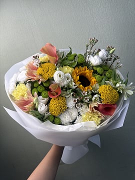 Солнечный микс с подсолнухом и каллами