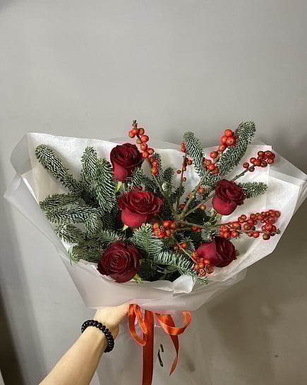 Зимний букет с красными розами и илексом с доставкой по Астане