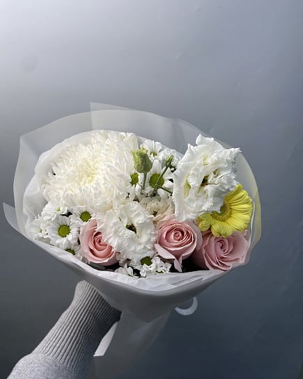 Пастельная палитра с розами и хризантемами с доставкой по Астане